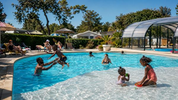 Séjour familial au camping saint palais sur mer avec piscine couverte